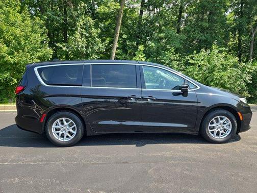 2023 Chrysler Pacifica Touring-L