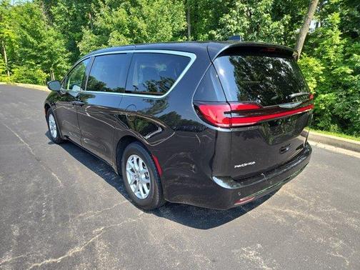 2023 Chrysler Pacifica Touring-L