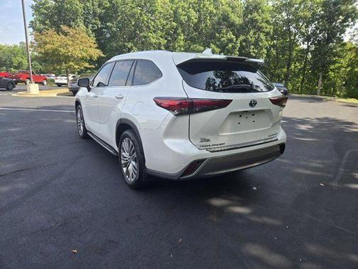 Wind Chill Pearl 2022 Toyota Highlander Hybrid Platinum