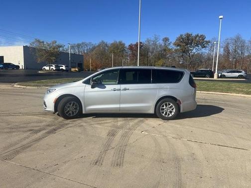 2024 Chrysler Pacifica Touring-L