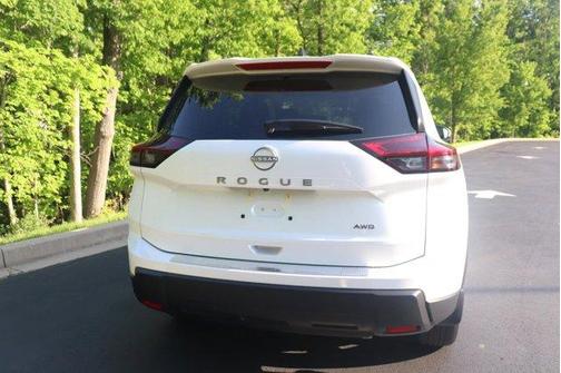 Everest White P 2026 Nissan Rogue SV