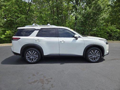 White 2023 Nissan Pathfinder SL