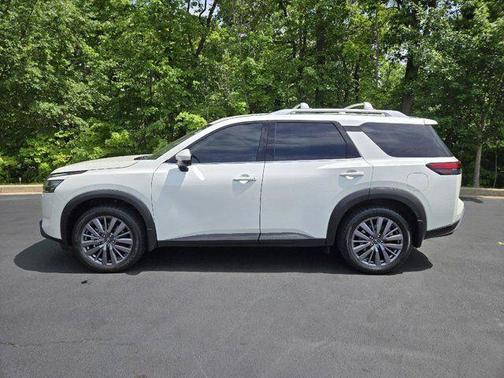 White 2023 Nissan Pathfinder SL