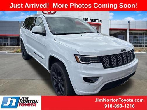 Bright White Clearcoat 2022 Jeep Grand Cherokee Laredo