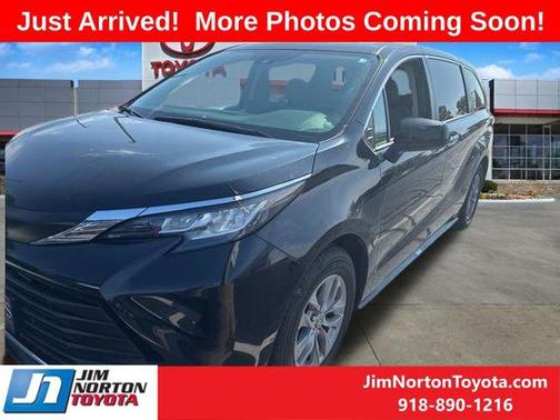 Midnight Black Metallic 2022 Toyota Sienna XLE