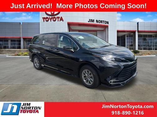Midnight Black Metallic 2022 Toyota Sienna XLE