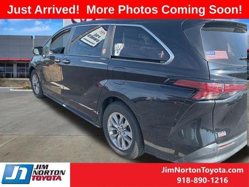 Midnight Black Metallic 2022 Toyota Sienna XLE