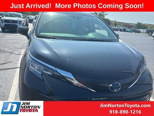 Midnight Black Metallic 2022 Toyota Sienna XLE