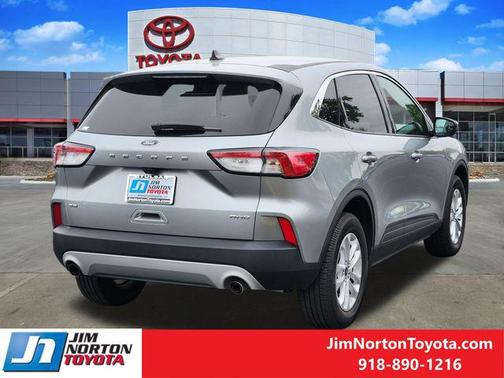 Iconic Silver Metallic 2021 Ford Escape SE