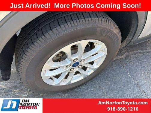 Iconic Silver Metallic 2021 Ford Escape SE