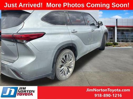 2023 Toyota Highlander Hybrid Platinum