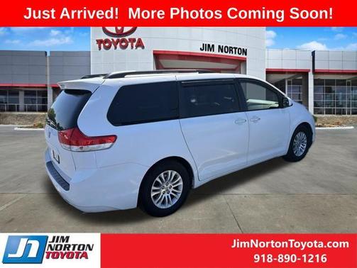 Super White 2012 Toyota Sienna XLE