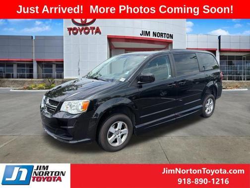 Brilliant Black Crystal Pearlcoat 2012 Dodge Grand Caravan SXT