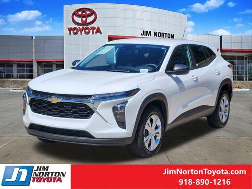 Summit White 2025 Chevrolet Trax LS