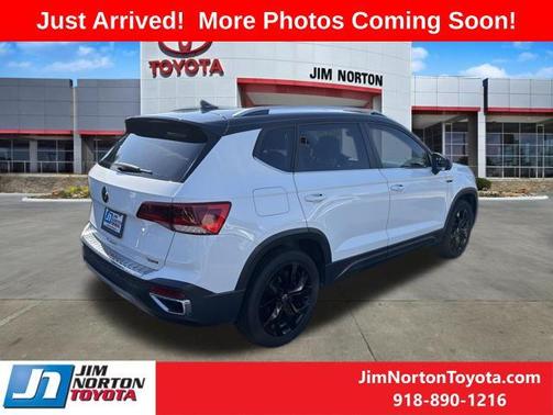 Pure White 2023 Volkswagen Taos 1.5T SE