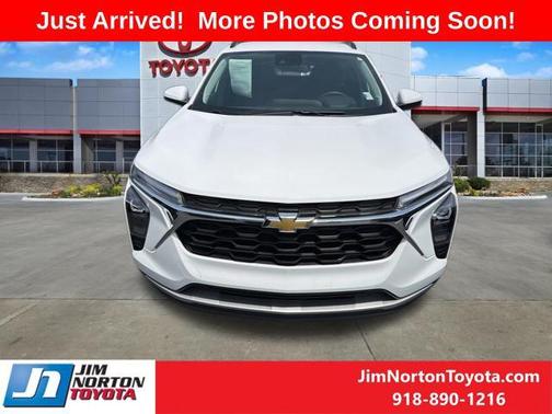 Summit White 2025 Chevrolet Trax LT