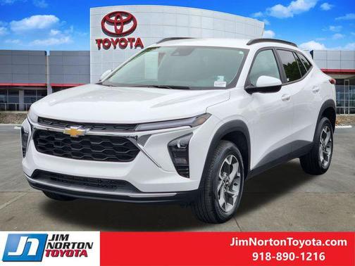 Summit White 2025 Chevrolet Trax LT