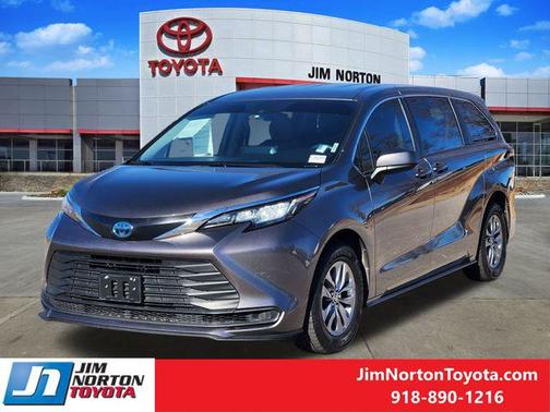 2022 Toyota Sienna LE
