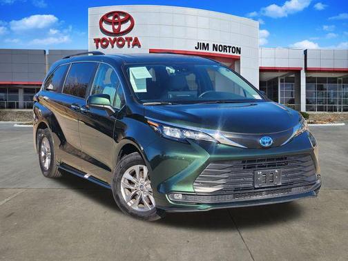 2025 Toyota Sienna XLE