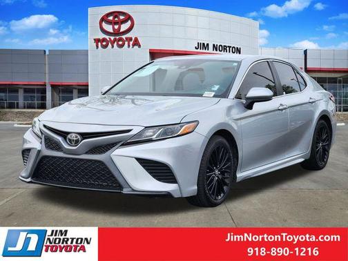 Celestial Silver Metallic 2018 Toyota Camry SE