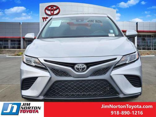Celestial Silver Metallic 2018 Toyota Camry SE