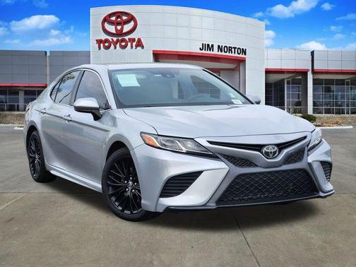 Celestial Silver Metallic 2018 Toyota Camry SE