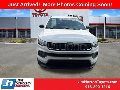 Bright White Clearcoat 2025 Jeep Compass Latitude