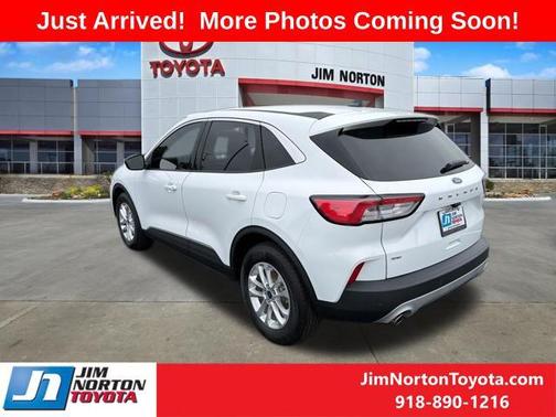 Oxford White 2022 Ford Escape SE