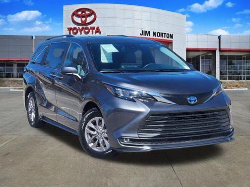 2025 Toyota Sienna XLE