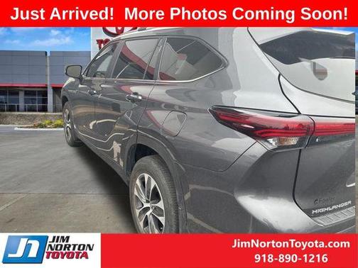 Magnetic Gray Metallic 2024 Toyota Highlander XLE