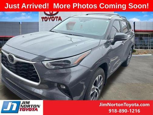 Magnetic Gray Metallic 2024 Toyota Highlander XLE
