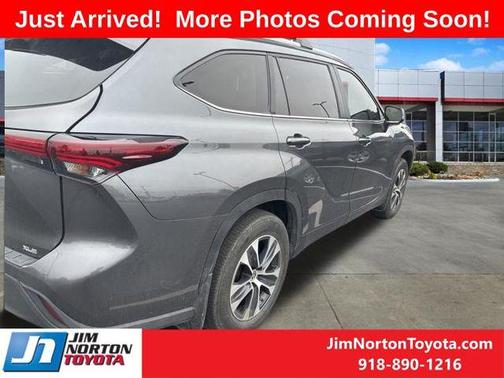 Magnetic Gray Metallic 2024 Toyota Highlander XLE