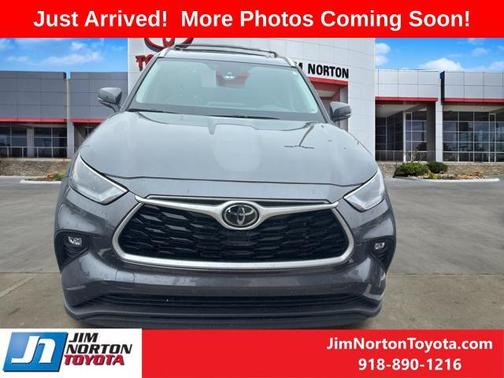 Magnetic Gray Metallic 2024 Toyota Highlander XLE