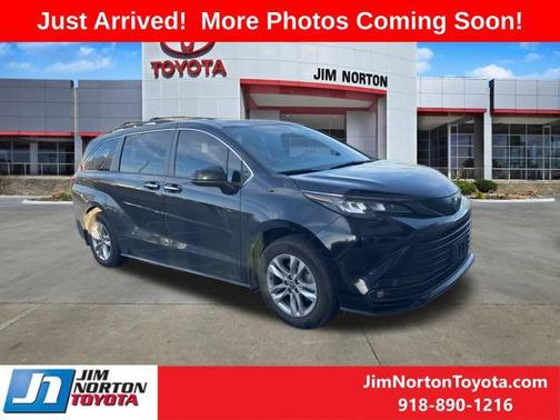 2023 Toyota Sienna Woodland Edition 7-Passenger