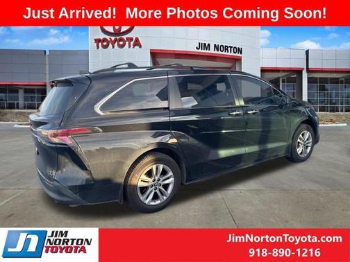 2023 Toyota Sienna Woodland Edition 7-Passenger