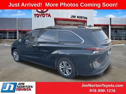 2023 Toyota Sienna Woodland Edition 7-Passenger