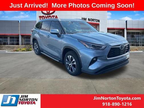 Moon Dust 2022 Toyota Highlander Hybrid XLE