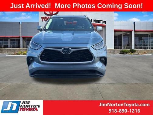 Moon Dust 2022 Toyota Highlander Hybrid XLE