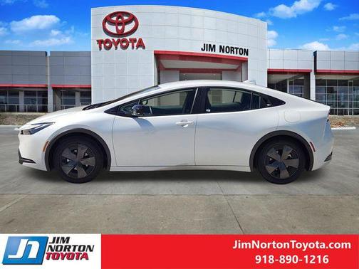 White 2025 Toyota Prius LE