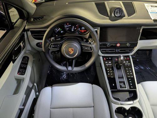 Gentian Blue Metallic 2026 Porsche Macan Macan