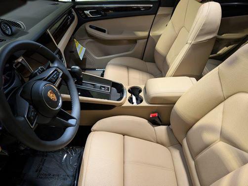 2026 Porsche Macan AWD