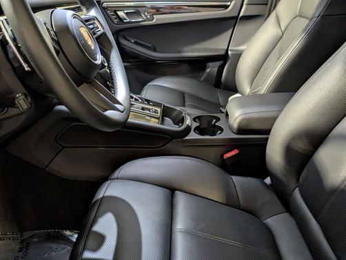 Dolomite Silver Metallic 2026 Porsche Macan Macan