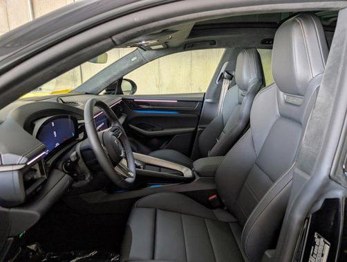 2025 Porsche Macan Turbo