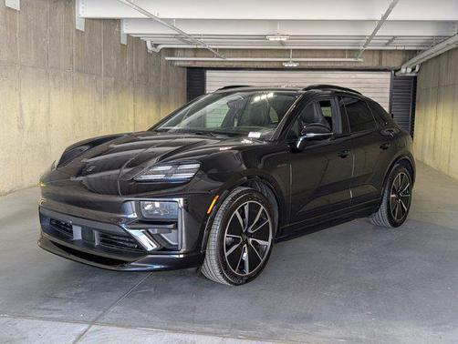 2025 Porsche Macan Turbo