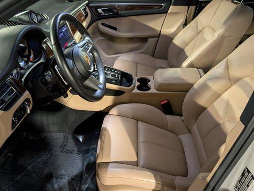 2022 Porsche Macan AWD