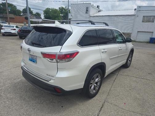 White 2015 Toyota Highlander XLE