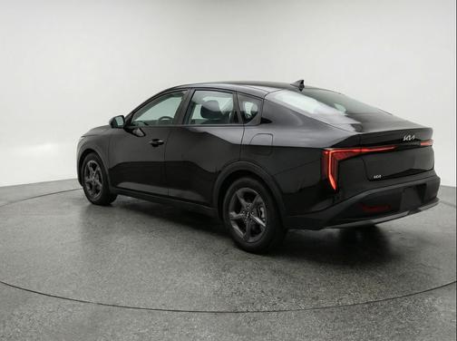 Aurora Black Pearl 2025 Kia K4 LXS