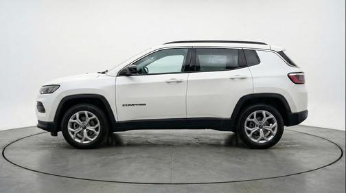 Bright White Clearcoat 2025 Jeep Compass Latitude