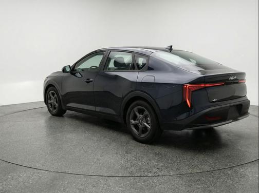 Aurora Black Pearl 2025 Kia K4 LXS