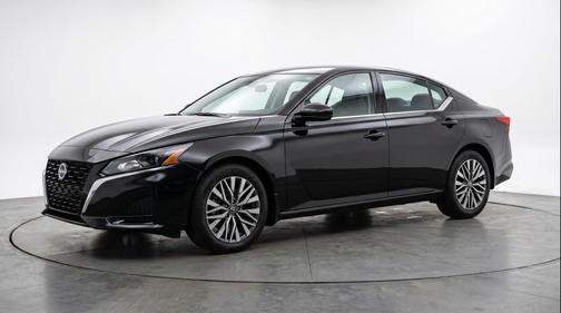 Super Black 2025 Nissan Altima SV FWD